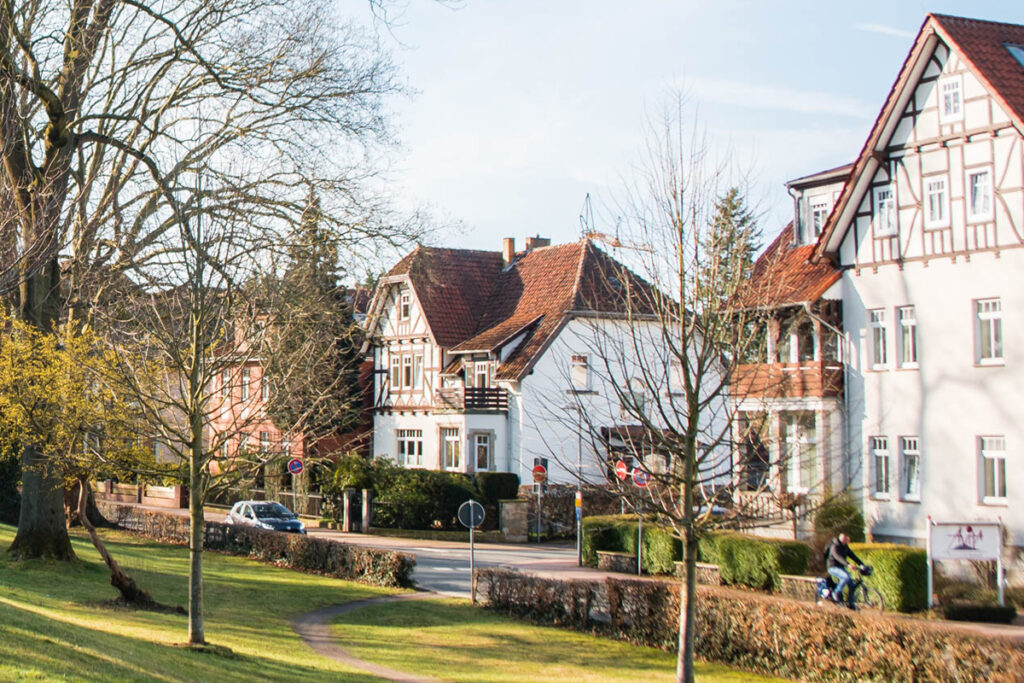 Historische Wohnhäuser im Fachwerkstil in der Stadthagener Altstadt, umgeben von Bäumen und gepflegten Grünflächen - typisches Wohnambiente im Landkreis Schaumburg.